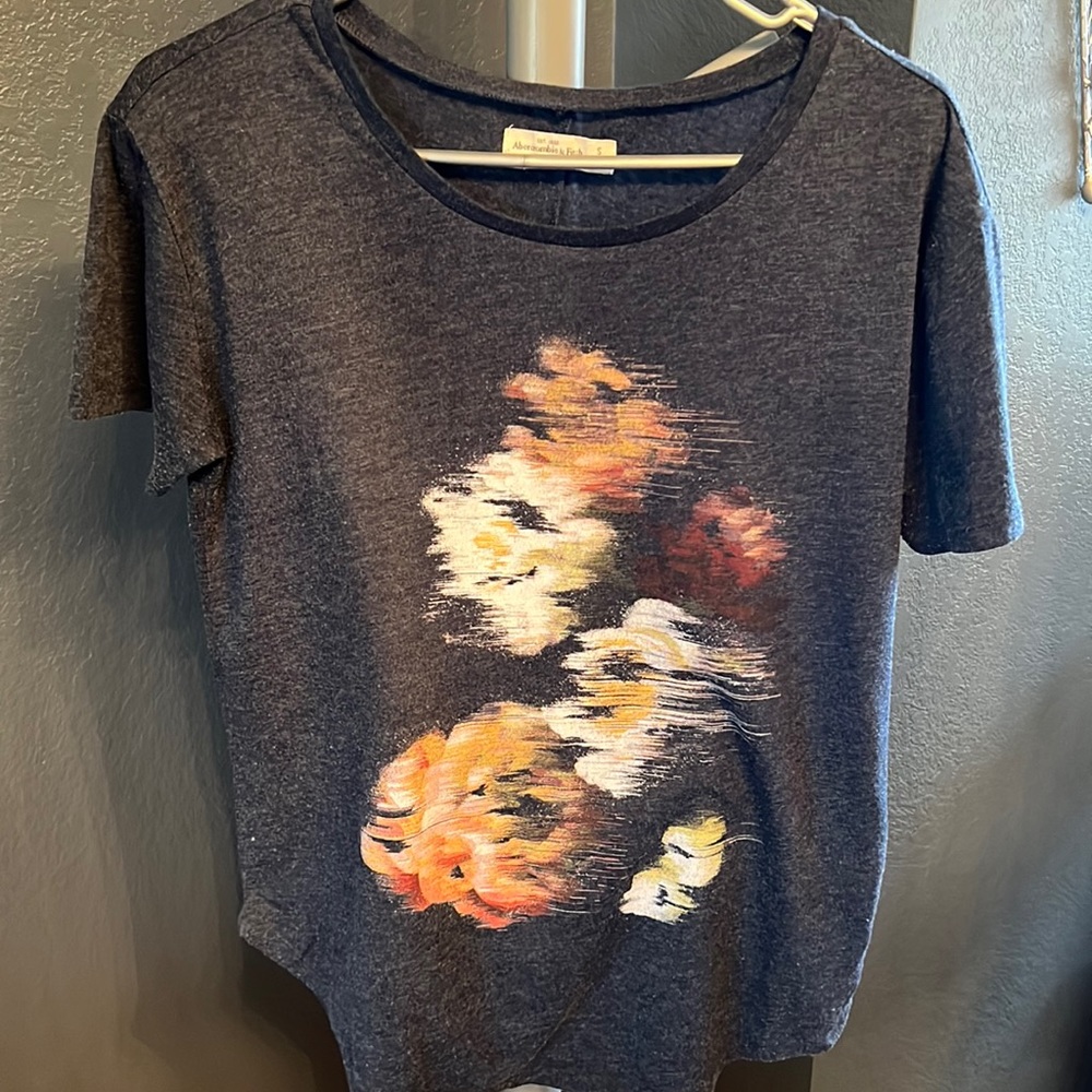 Abercrombie & Fitch used T-shirt.. Size Small (navy Blue)